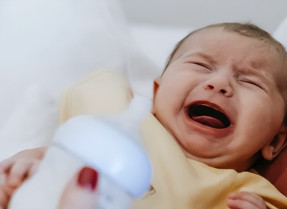 宝宝正确喂奶姿势，不提倡让宝宝躺着喝奶